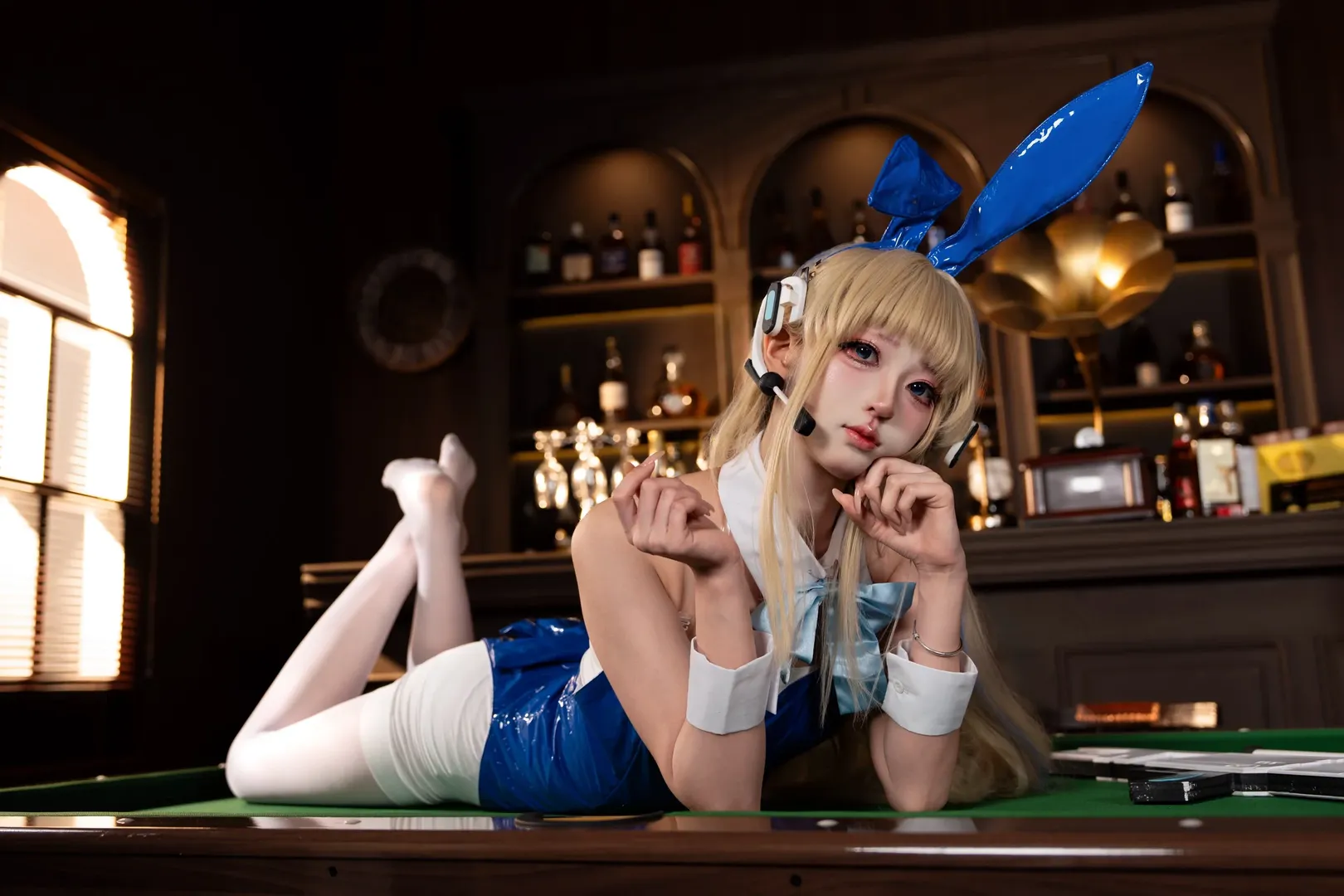 【飛鳥馬時cos】在復古酒吧裡的亮面兔女郎 - 第 4 張