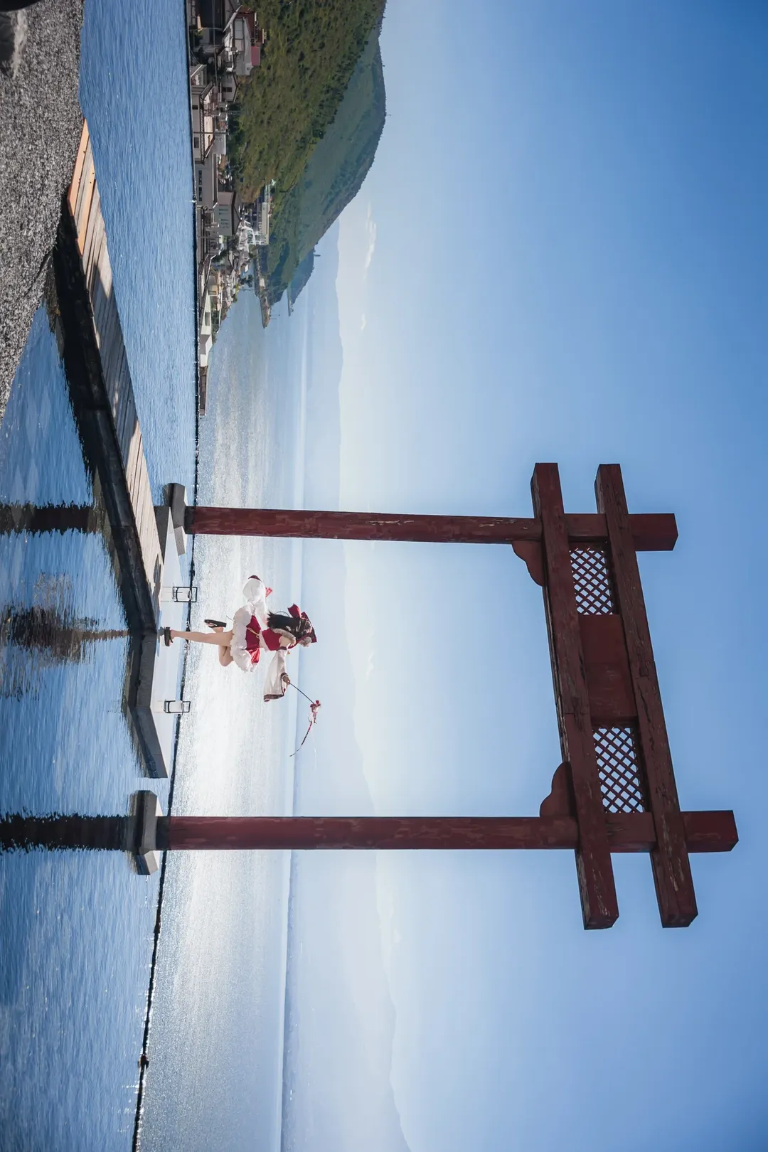 【博丽灵梦cos】洱海神社前的红白巫女 - 第 1 张