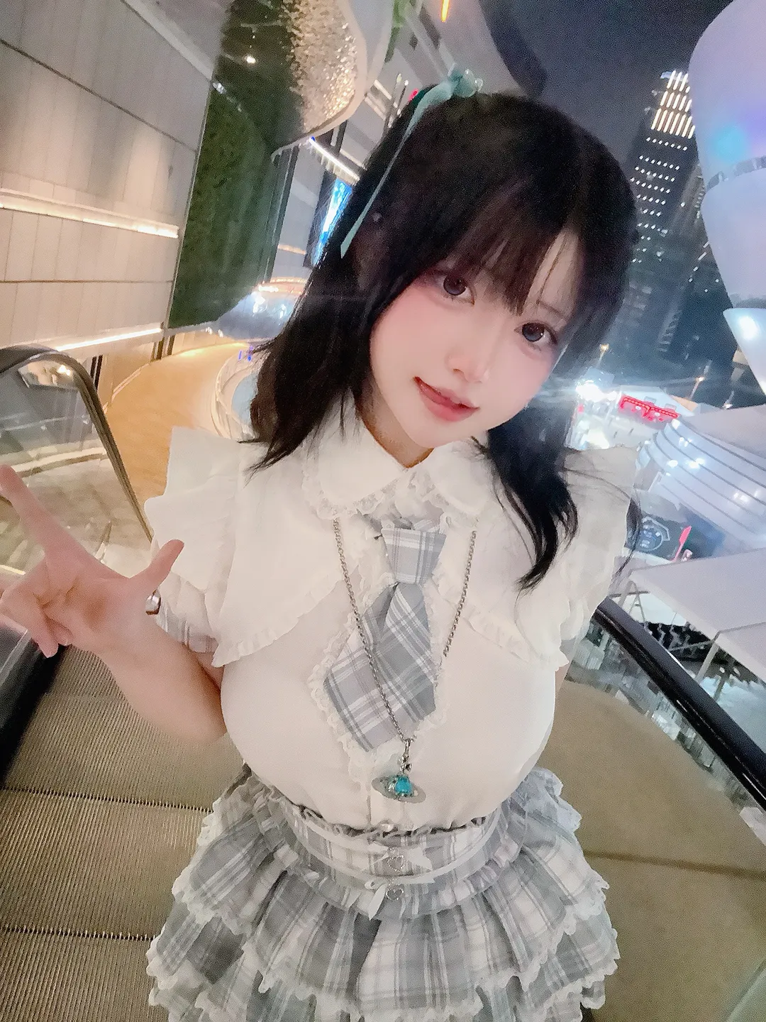 水色系藍擔感的格紋穿搭，夜晚商場的輕lo氛圍記錄 - 第 1 張