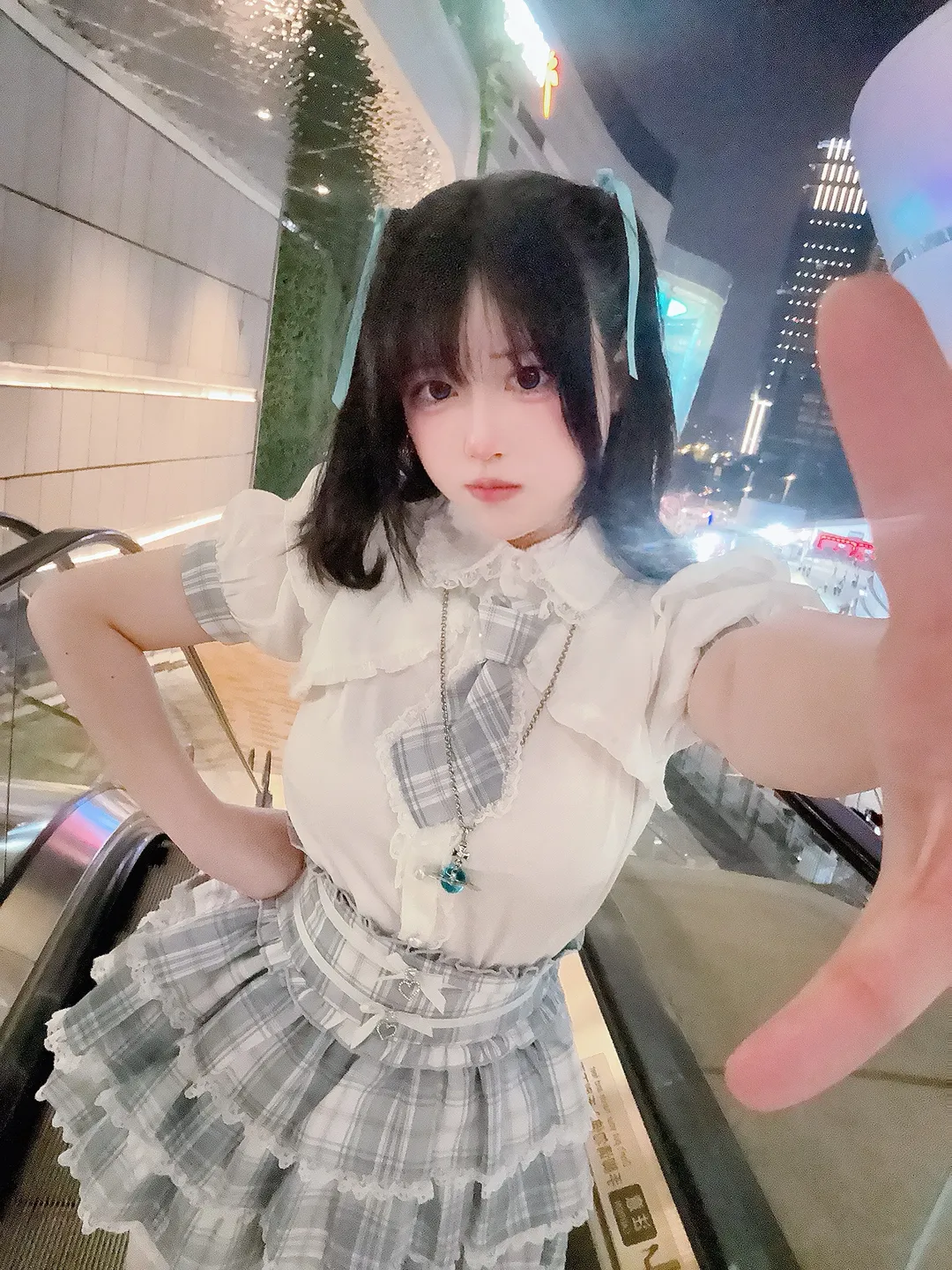 水色系藍擔感的格紋穿搭，夜晚商場的輕lo氛圍記錄 - 第 2 張