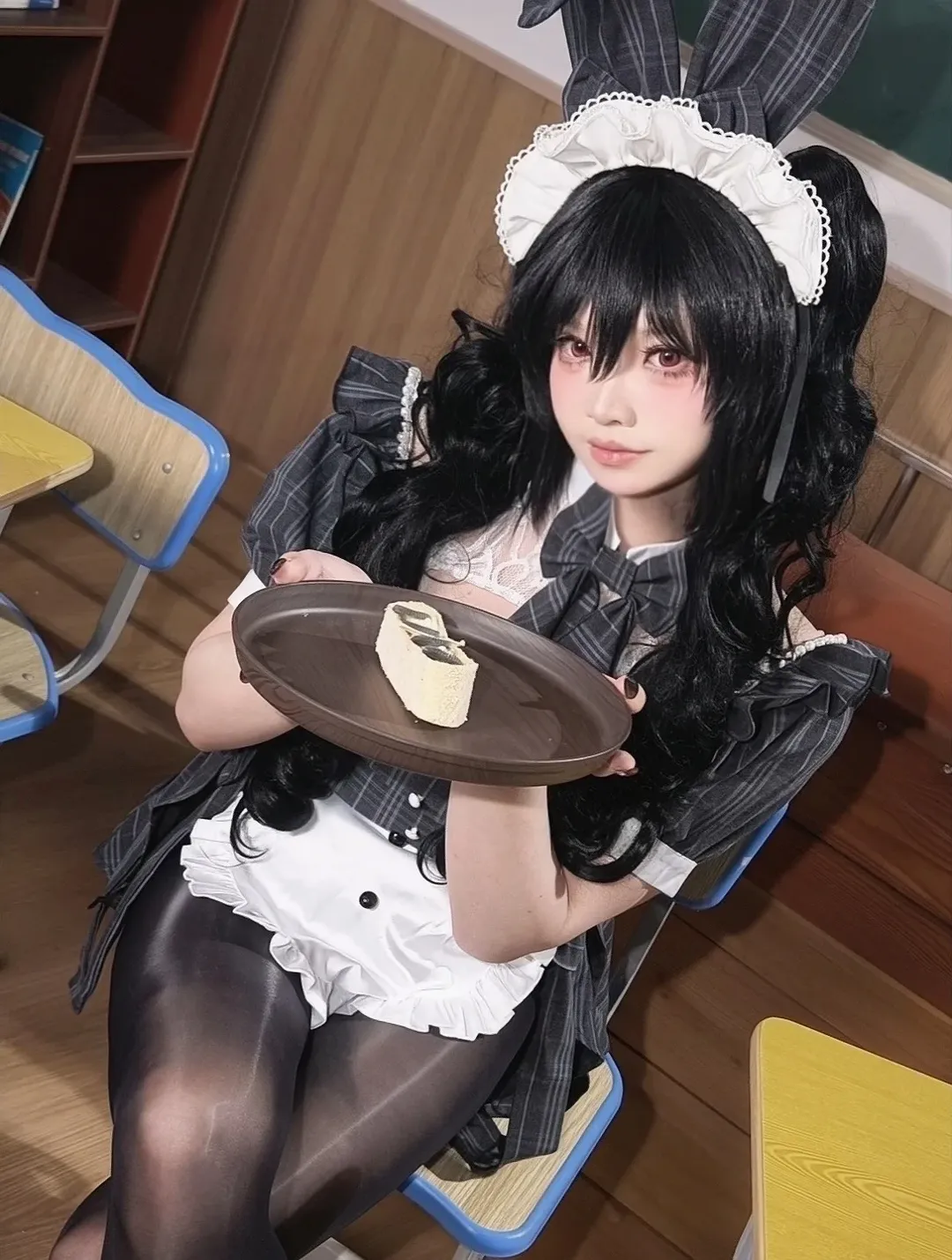 教室场景下的黑白条纹兔耳女仆装扮分享 - 第 1 张