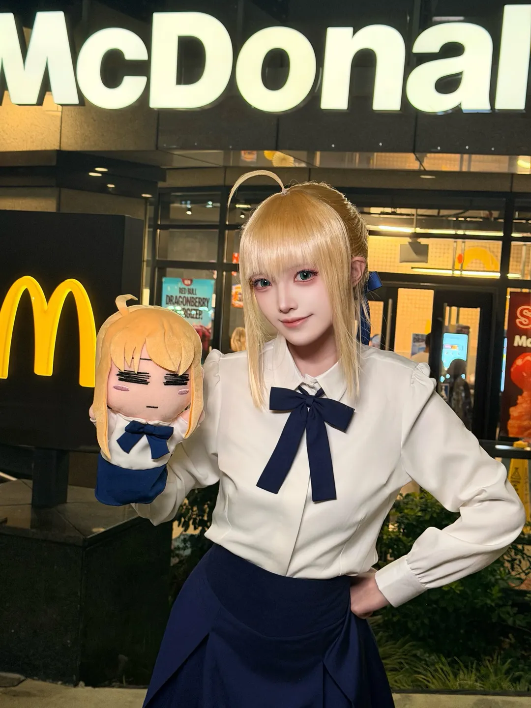 【阿尔托莉雅cos】Fate系列经典蓝白制服与无能脸手偶 - 第 1 张