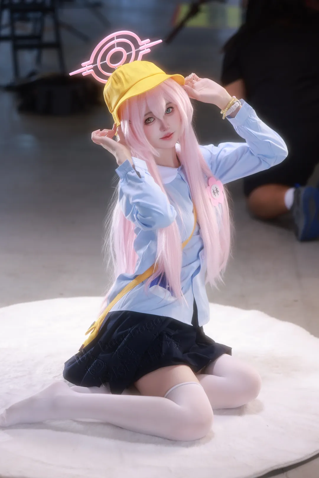 【小鸟游星野cos】蔚蓝档案漫展现场的白丝侧坐姿势分享 - 第 1 张
