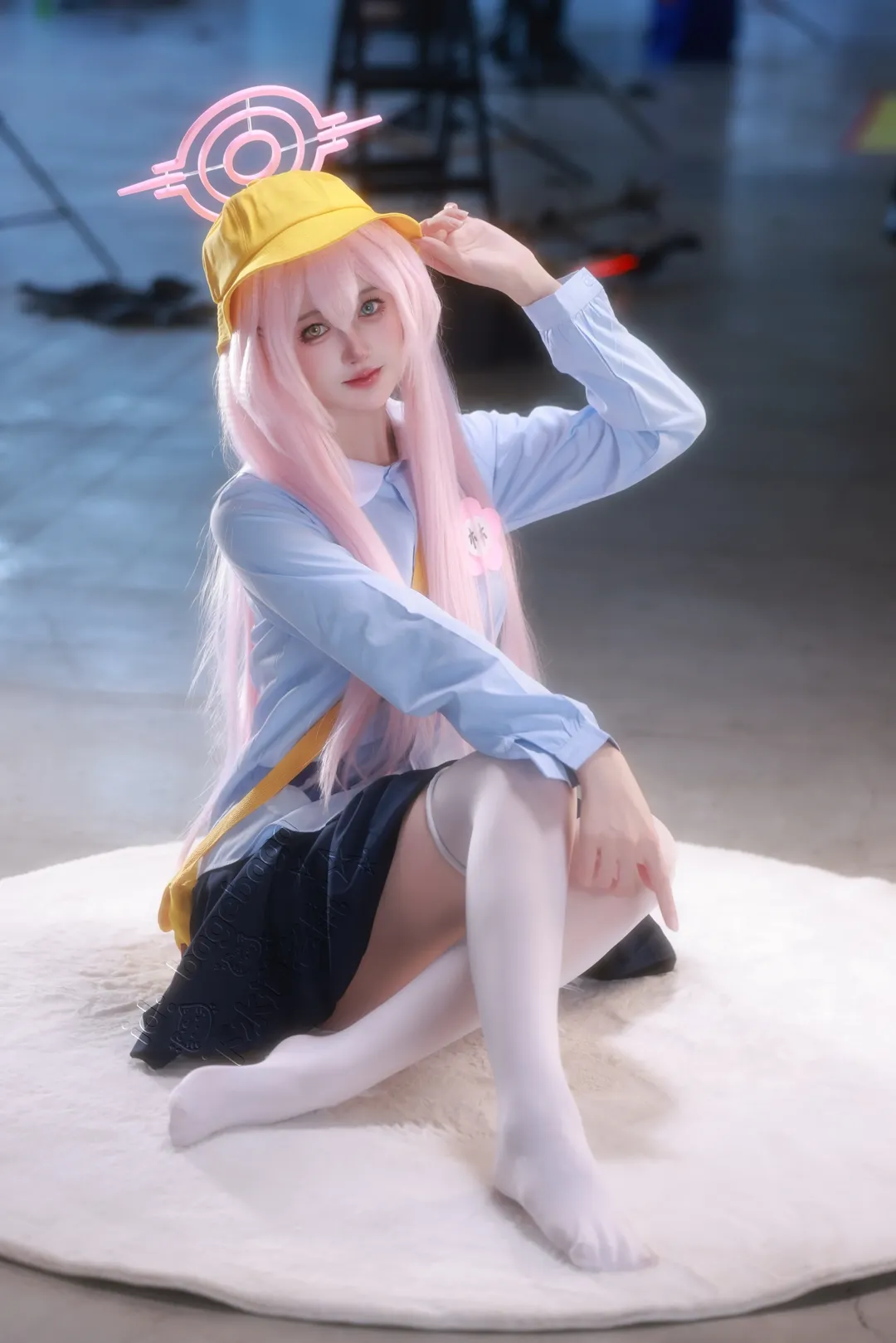 【小鸟游星野cos】蔚蓝档案漫展现场的白丝侧坐姿势分享 - 第 2 张
