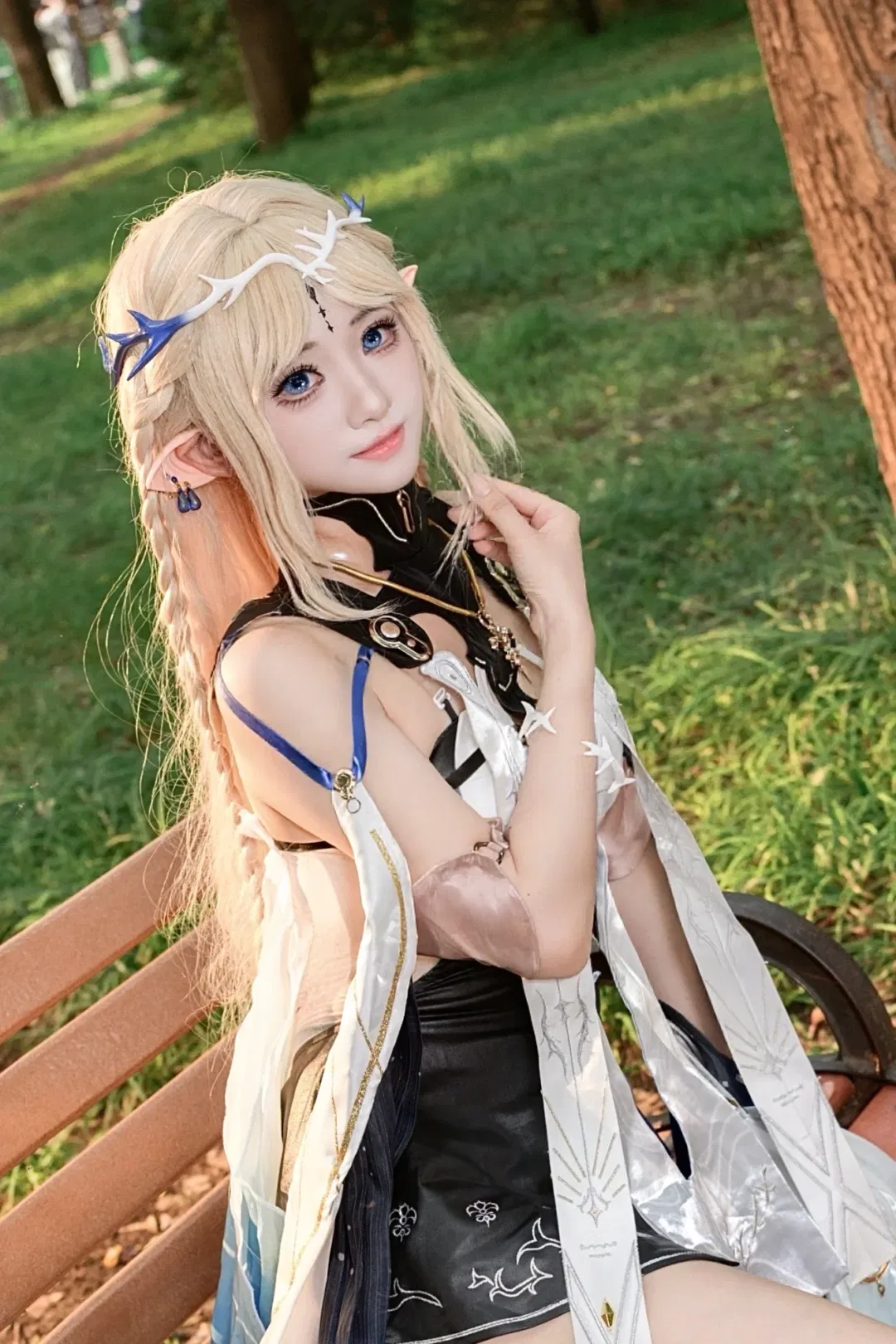 【卡提希娅cos】鸣潮精灵少女的公园午后 - 第 2 张