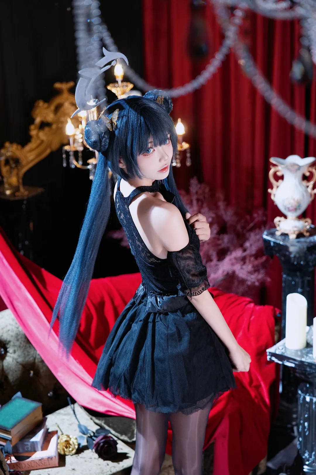 【龙华妃咲cos】蔚蓝档案五周年礼服，暗黑复古棚拍 - 第 2 张