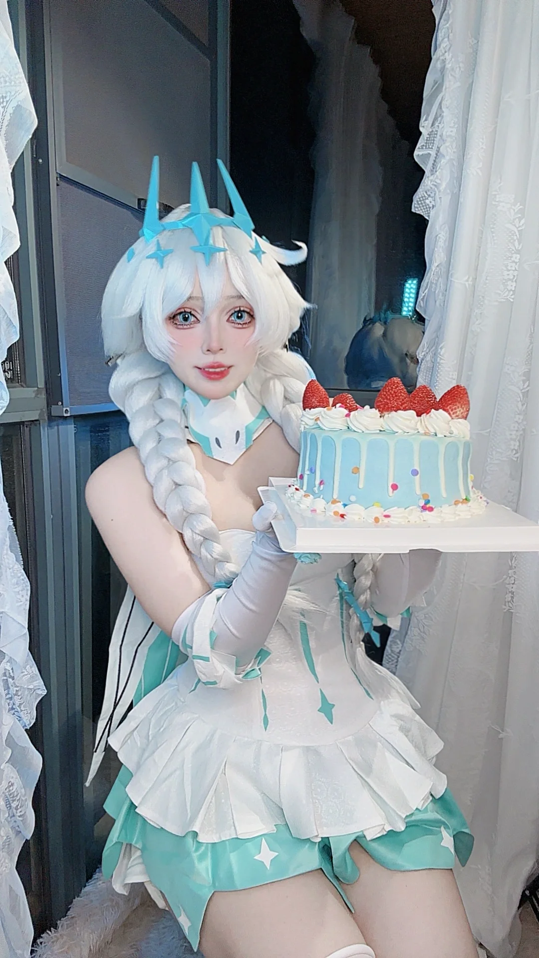 【琪亚娜卡斯兰娜cos】崩坏3冬之公主，亲手捧上生日蛋糕。 - 第 2 张