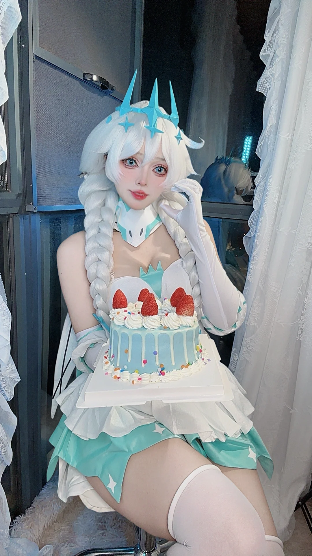 【琪亚娜卡斯兰娜cos】崩坏3冬之公主，亲手捧上生日蛋糕。 - 第 3 张