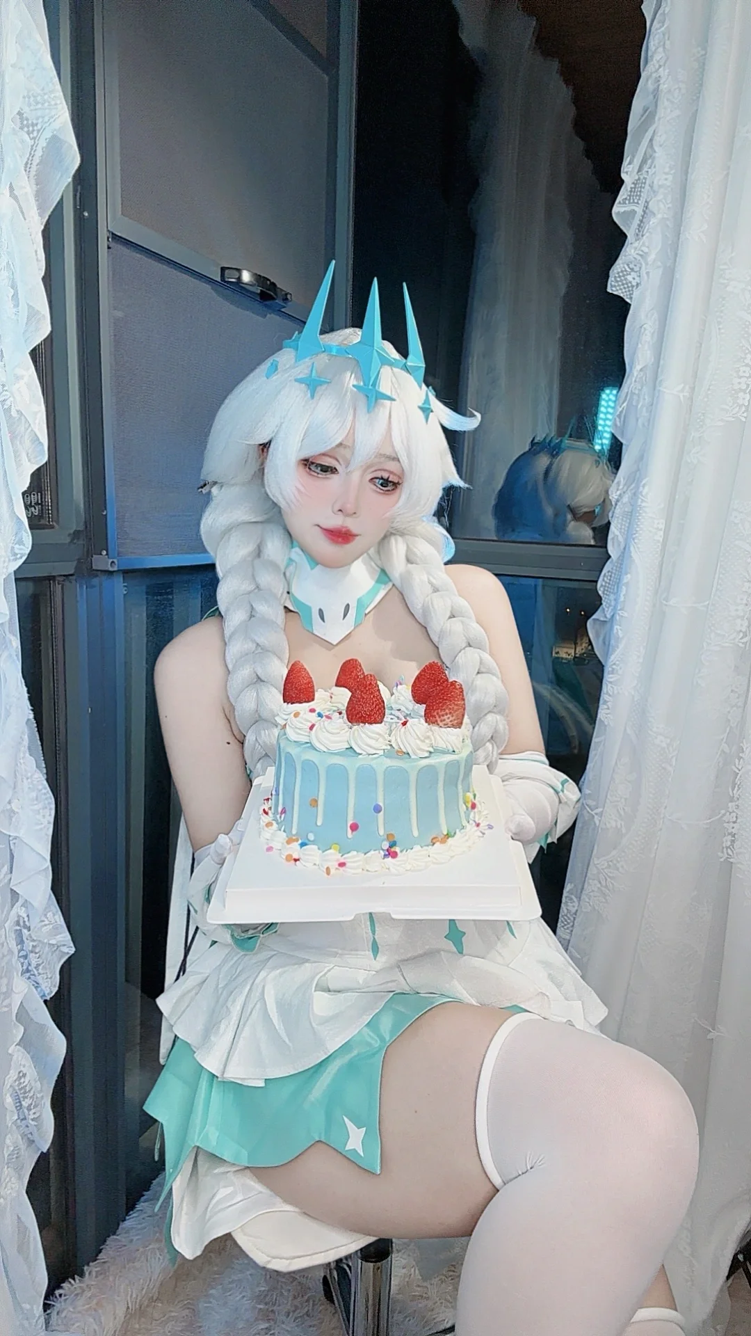 【琪亚娜卡斯兰娜cos】崩坏3冬之公主，亲手捧上生日蛋糕。 - 第 4 张