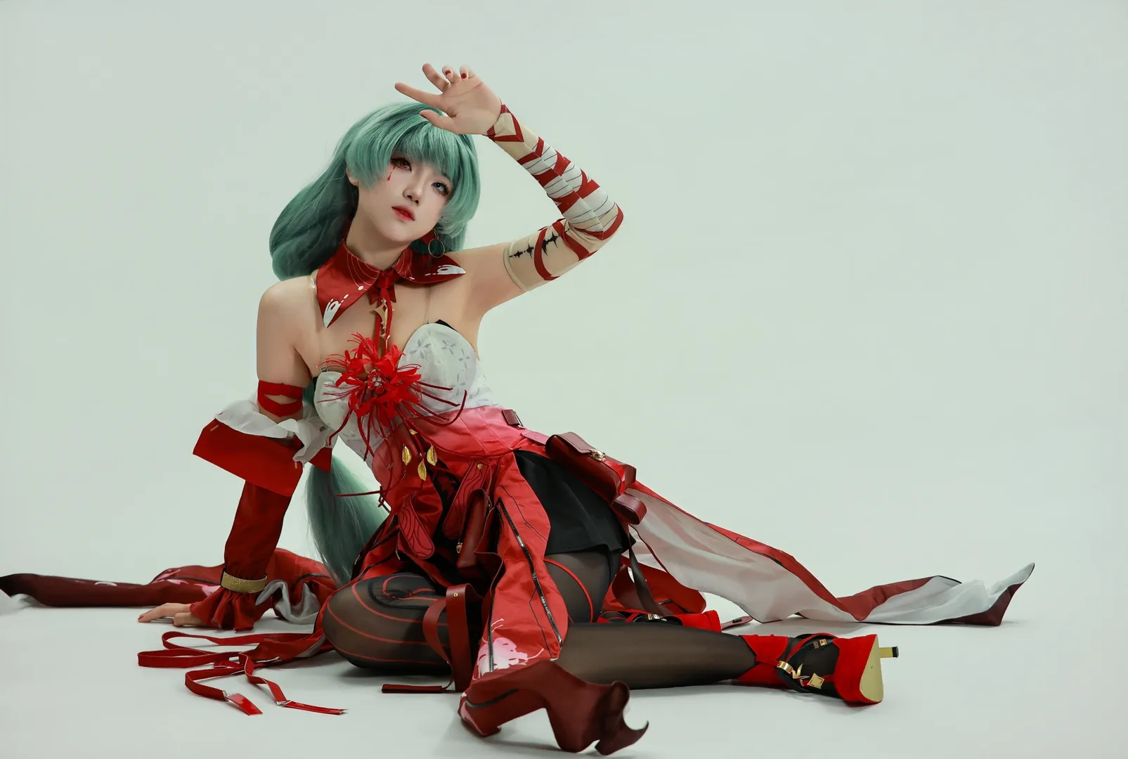 [Phrolova cosplay] Studio portrait record with a red, white, and black color scheme and red tear-stain makeup - Image 1
