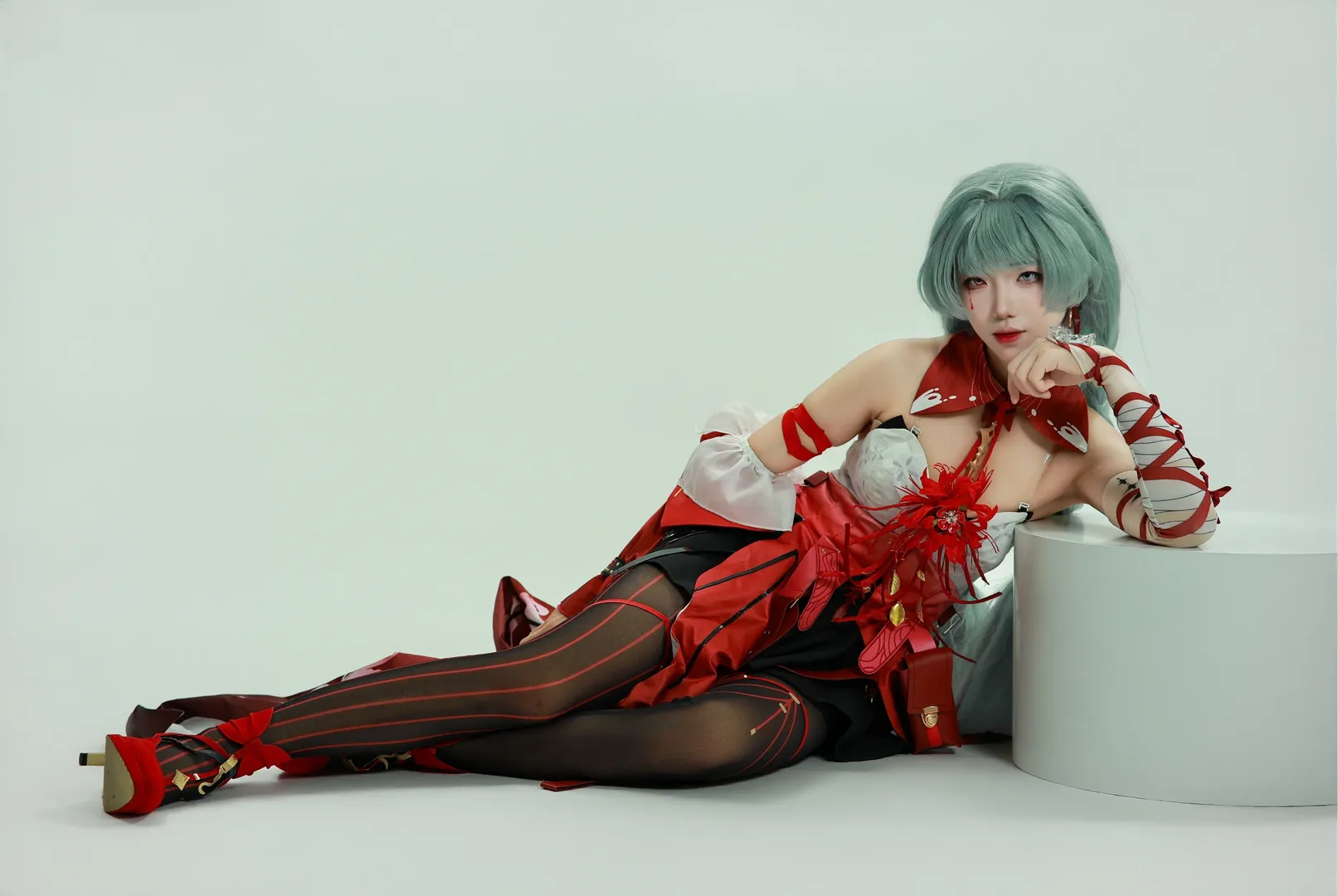 [Phrolova cosplay] Studio portrait record with a red, white, and black color scheme and red tear-stain makeup - Image 2