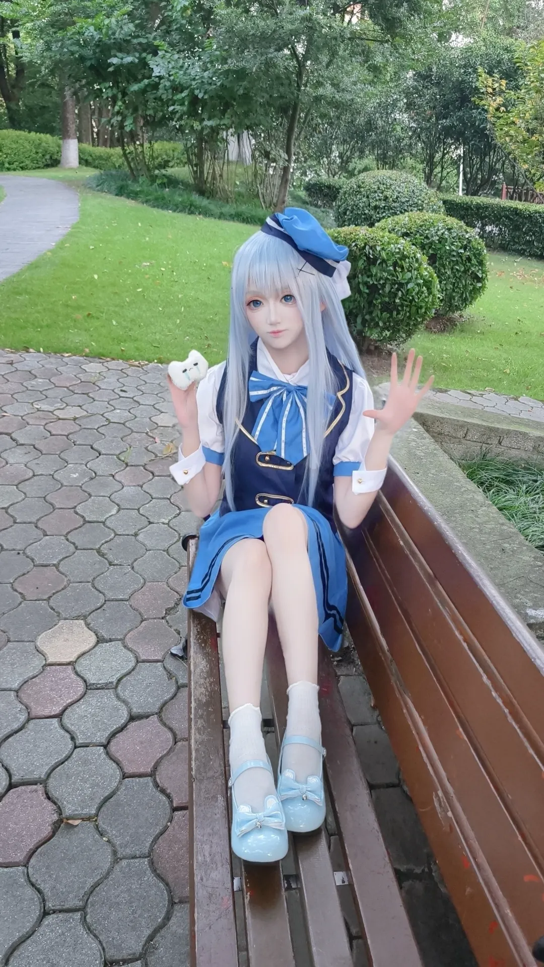 【香風智乃 コスプレ】『ご注文はうさぎですか？』外景撮影、公園のベンチでの青と白のコーディネート - 1 枚目