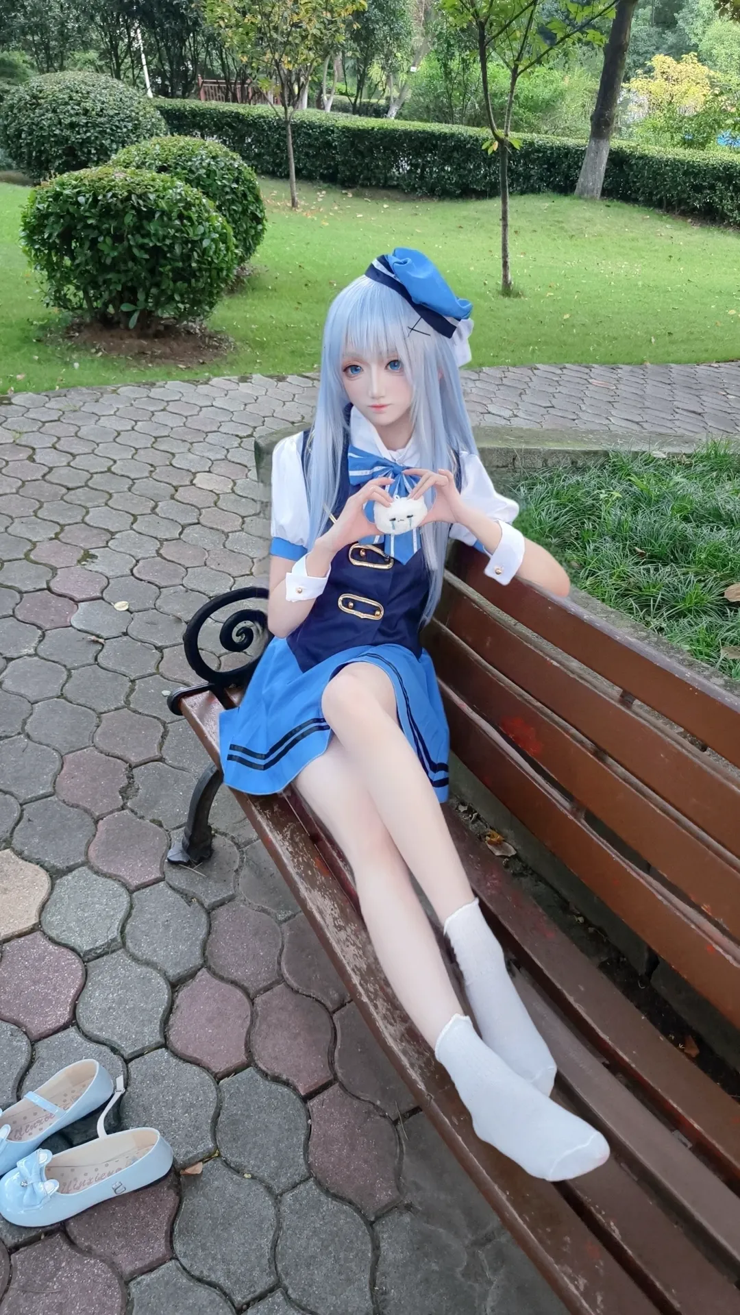 【香風智乃 コスプレ】『ご注文はうさぎですか？』外景撮影、公園のベンチでの青と白のコーディネート - 2 枚目