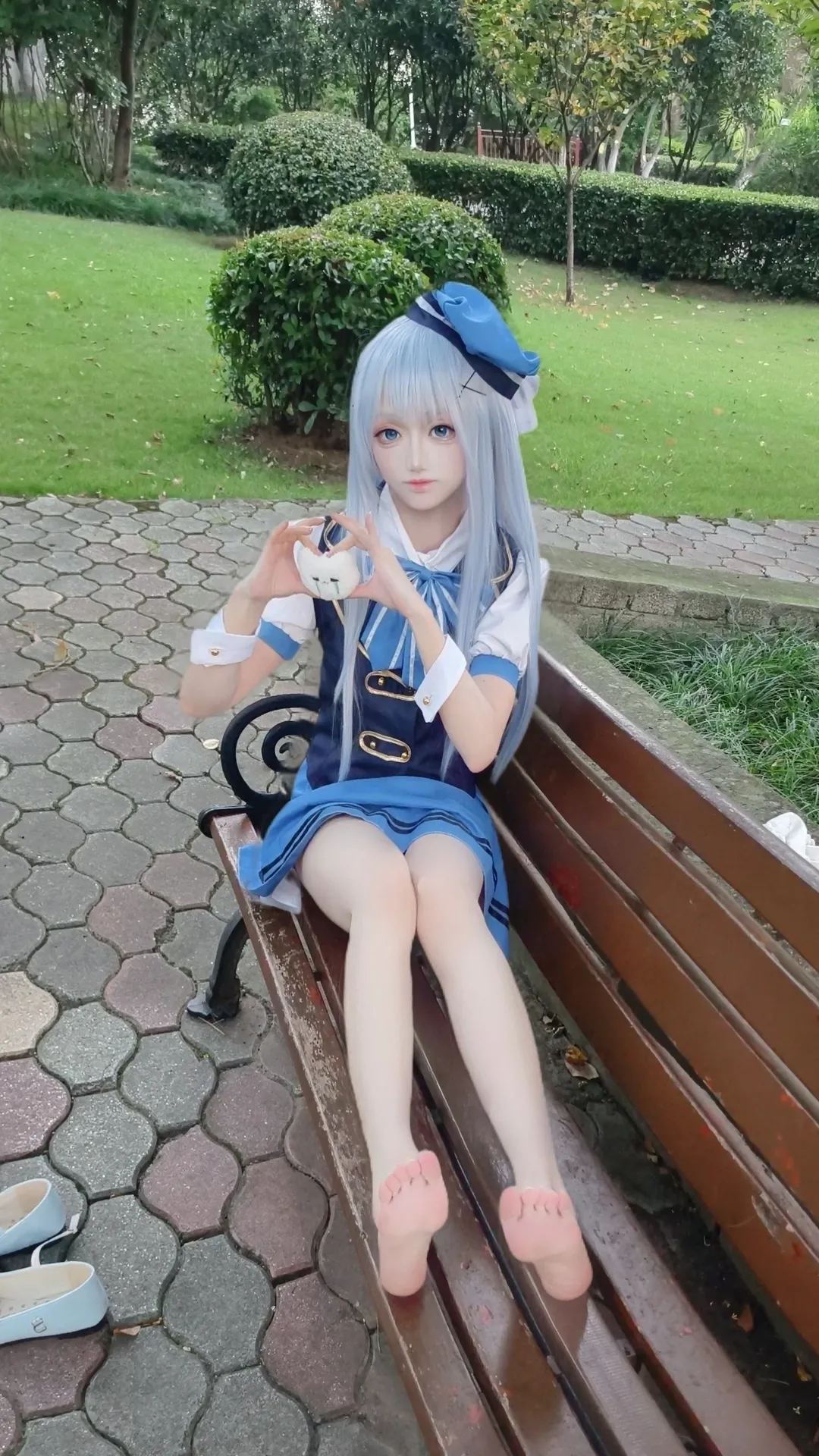 【香風智乃 コスプレ】『ご注文はうさぎですか？』外景撮影、公園のベンチでの青と白のコーディネート - 3 枚目