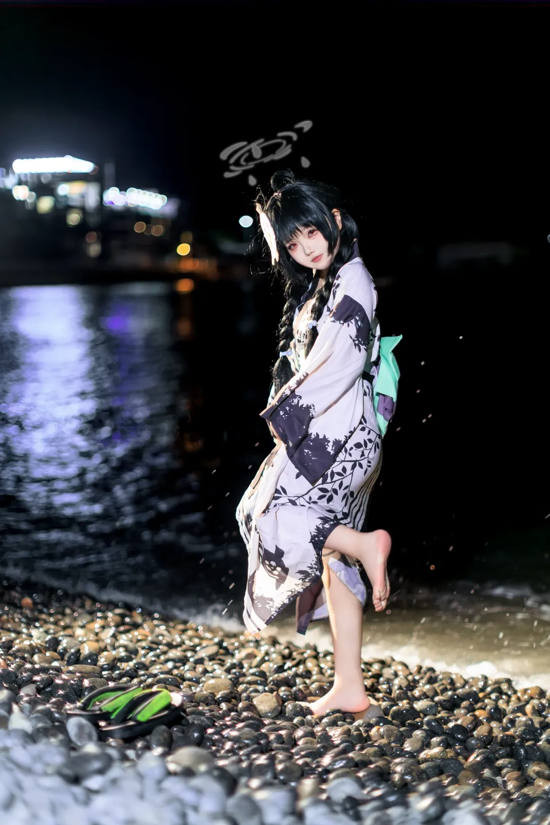 【霞澤美遊cos】深夜河灘的浴衣寫真與仙女棒 - 第 1 張