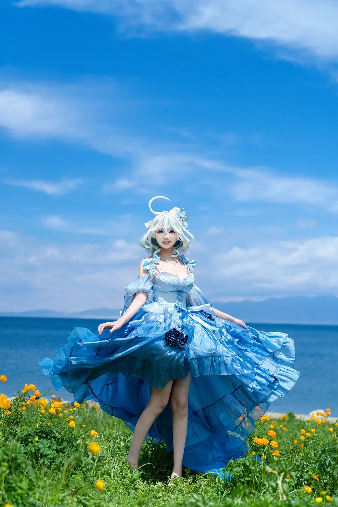 【芙寧娜cos】賽里木湖花海起舞，原神藍裙在強風中的定格 - 第 1 張