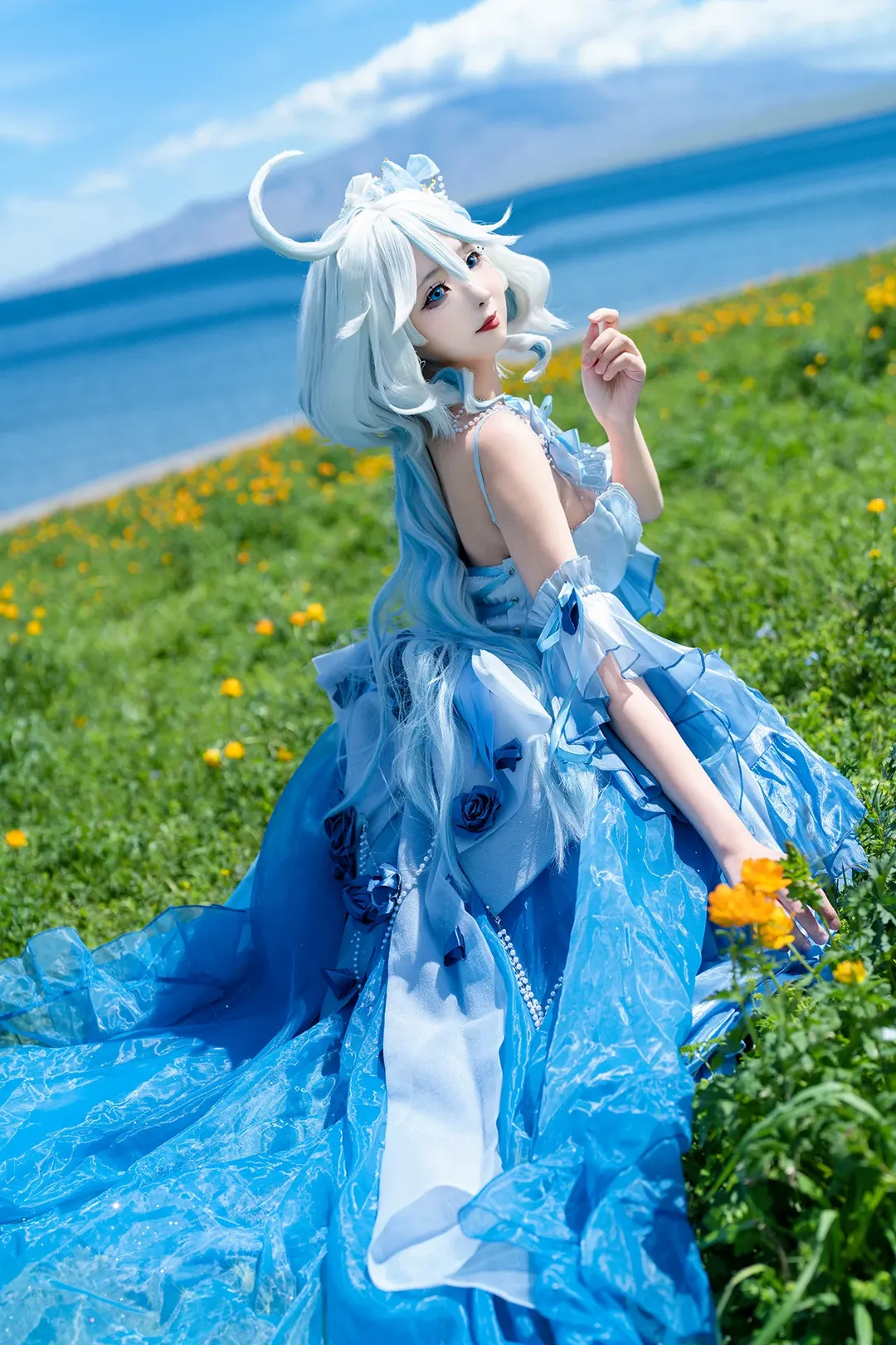 【芙寧娜cos】賽里木湖花海起舞，原神藍裙在強風中的定格 - 第 2 張