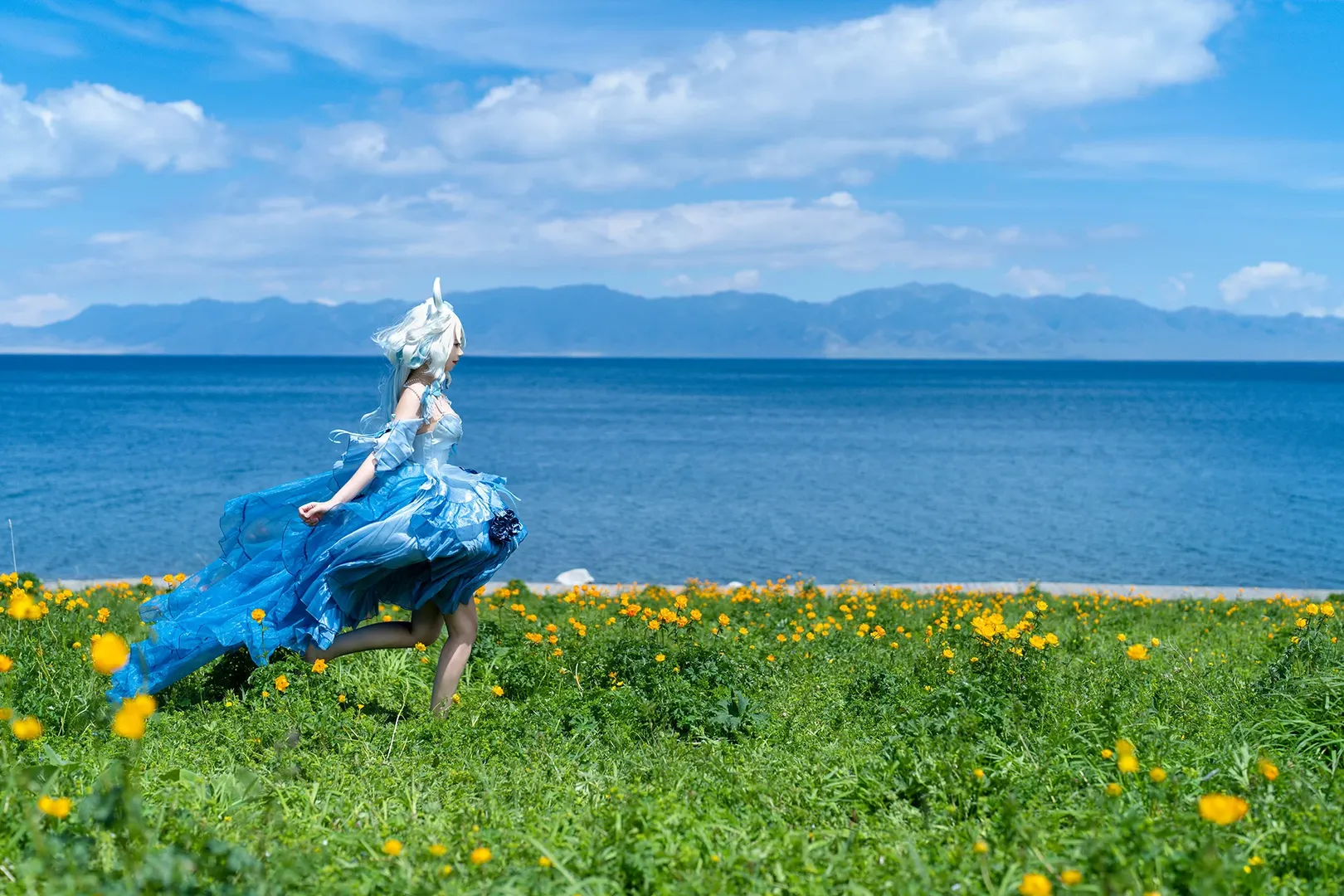 【芙寧娜cos】賽里木湖花海起舞，原神藍裙在強風中的定格 - 第 3 張