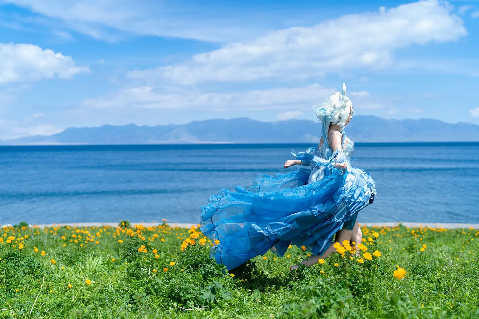 【芙寧娜cos】賽里木湖花海起舞，原神藍裙在強風中的定格 - 第 4 張