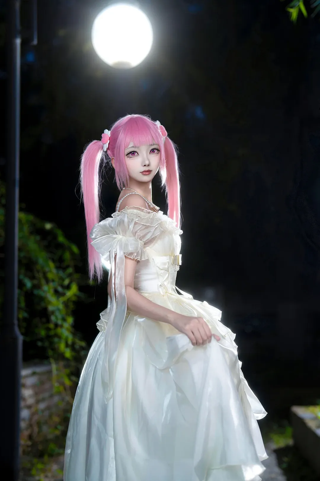 【李天希cos】时光代理人私设，夜色下的白裙与粉色双马尾 - 第 1 张