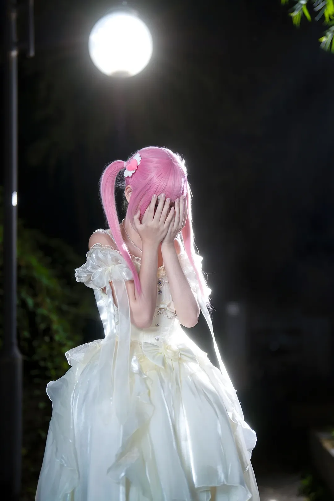 【李天希cos】时光代理人私设，夜色下的白裙与粉色双马尾 - 第 2 张