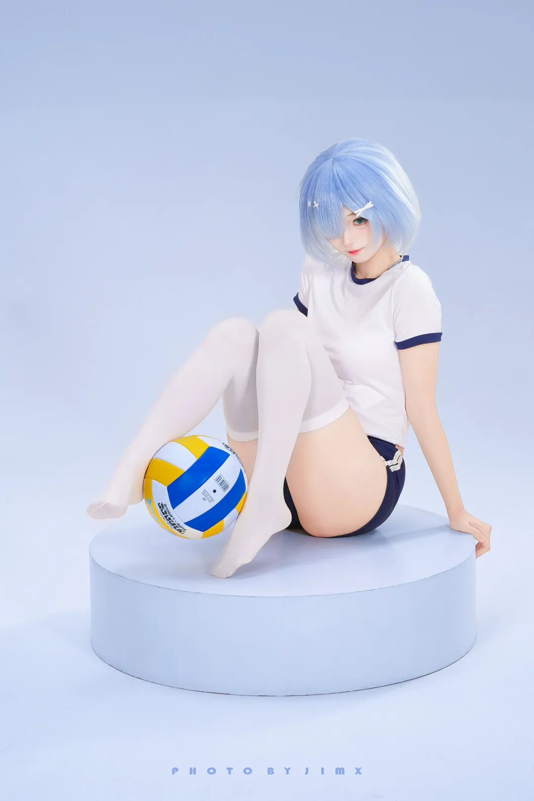 【雷姆cos】白棚排球服，蓝色冷调下的手办质感人像 - 第 1 张