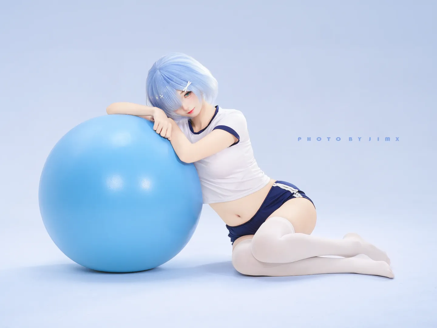【雷姆cos】白棚排球服，蓝色冷调下的手办质感人像 - 第 2 张