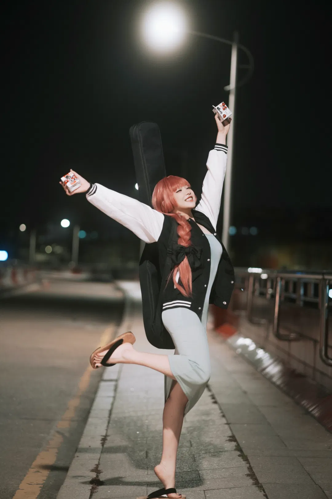 【广井菊里cos】梅州街头夜色下的电贝斯与酒 - 第 2 张