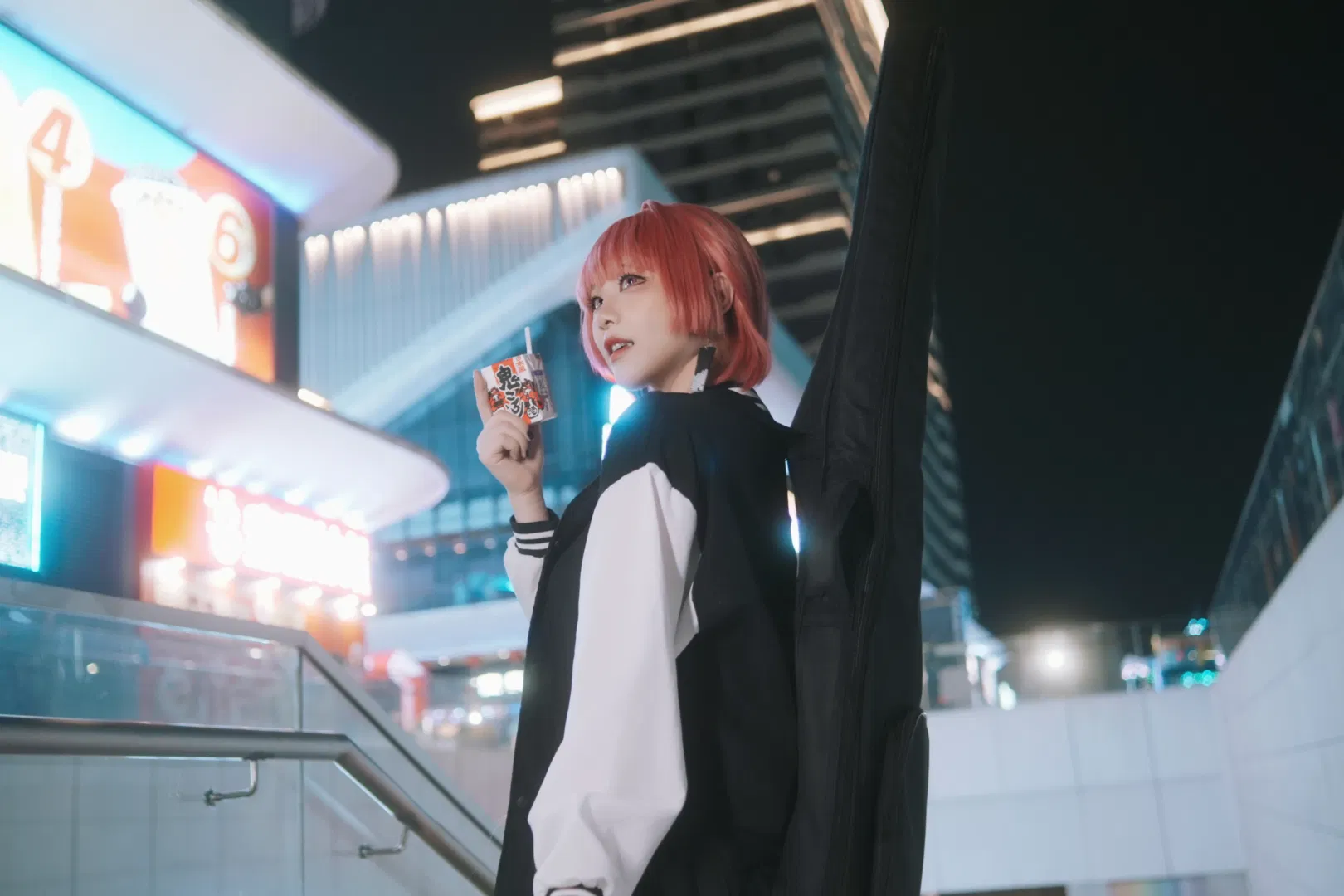【广井菊里cos】梅州街头夜色下的电贝斯与酒 - 第 9 张