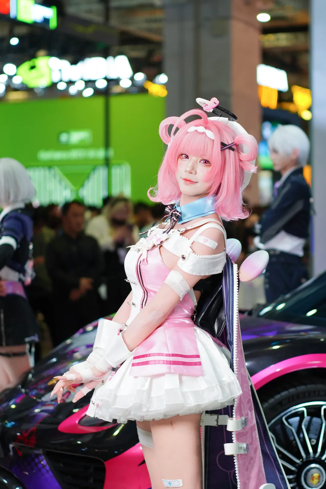 【小吱cos】异环展台上的这套粉白机能风穿搭 - 第 1 张