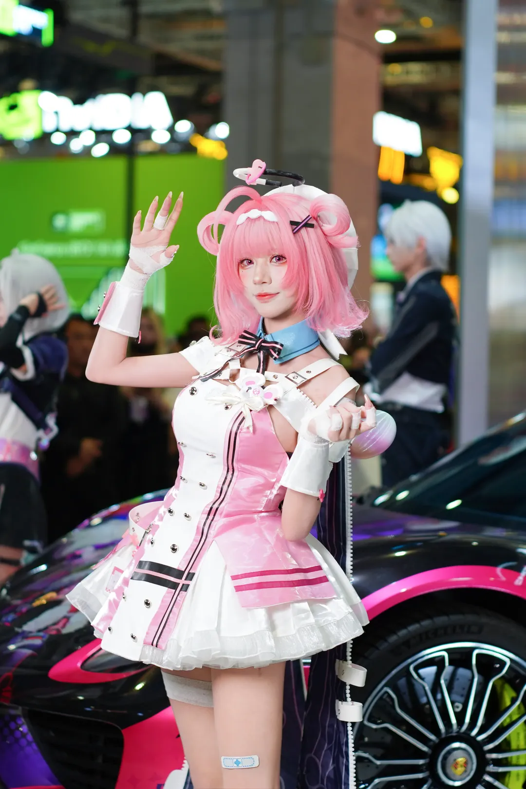 【小吱cos】异环展台上的这套粉白机能风穿搭 - 第 3 张