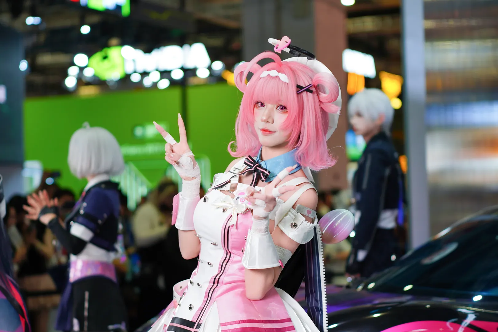 【小吱cos】异环展台上的这套粉白机能风穿搭 - 第 4 张