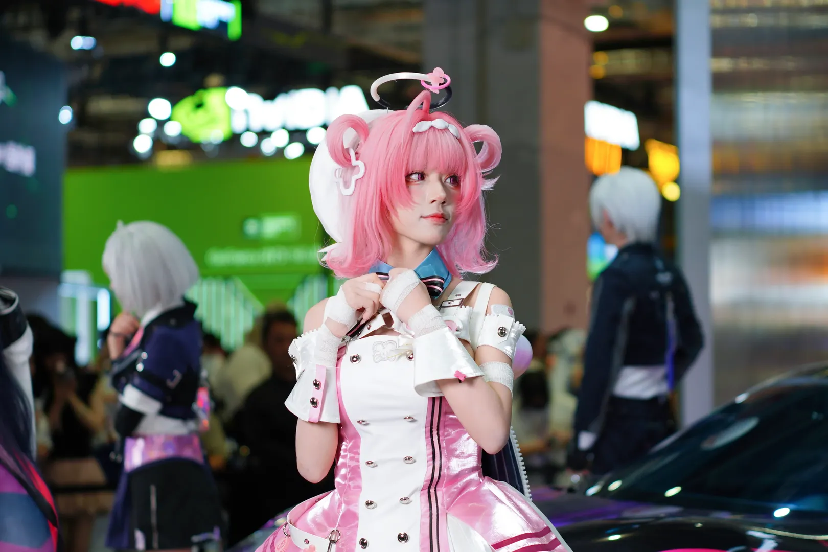 【小吱cos】异环展台上的这套粉白机能风穿搭 - 第 5 张