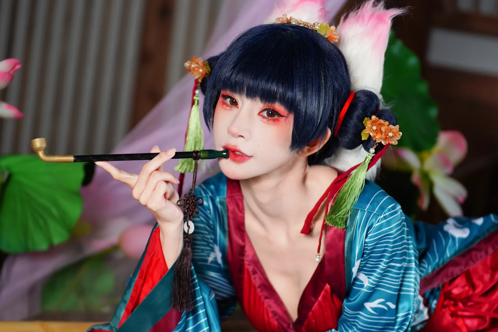 【宝青坊主cos】手持烟斗的狐妖老板娘，国风氛围感拉满 - 第 1 张