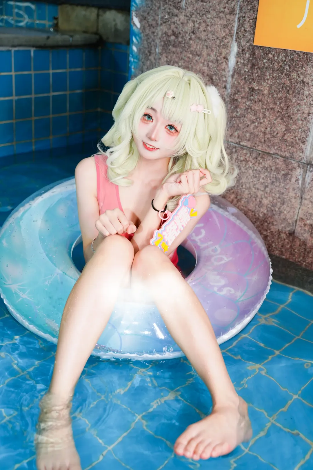 【千夏cos】蓝色泳池边的夏日清凉写真 - 第 1 张