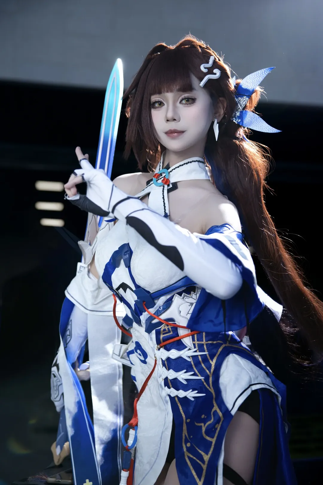 【李素裳cos】手持长剑的英姿，再现崩坏三的剑客韵味 - 第 1 张
