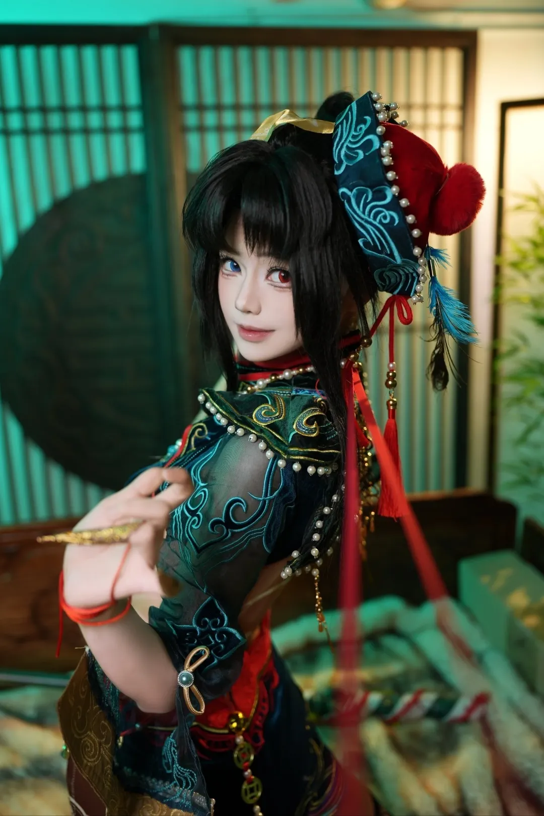【玉玲瓏cos】永劫無間玉玲瓏小殭屍，紅藍衣裝下的靈動身影 - 第 1 張