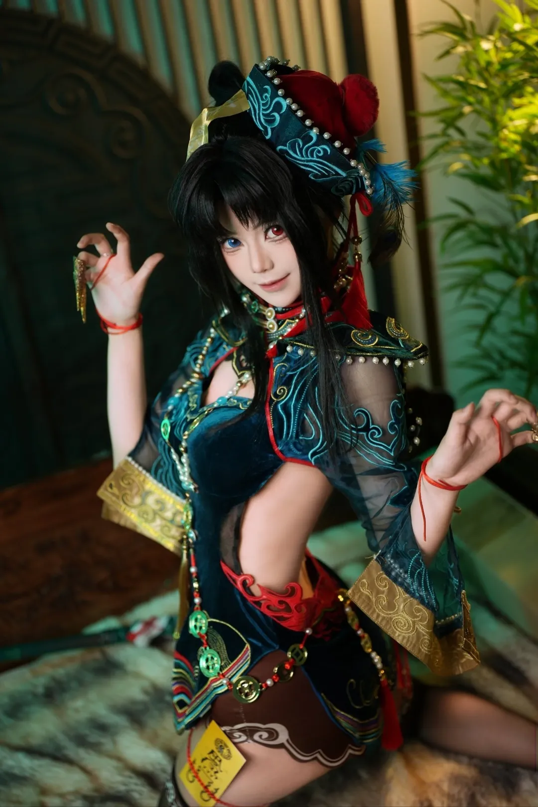 【玉玲瓏cos】永劫無間玉玲瓏小殭屍，紅藍衣裝下的靈動身影 - 第 2 張