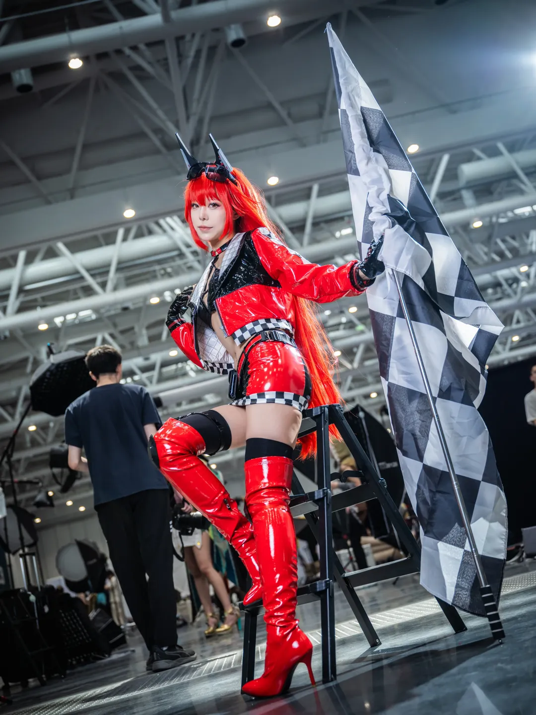 【小紅帽cos】勝利女神賽車造型，紅黑亮面元素太出片了 - 第 1 張