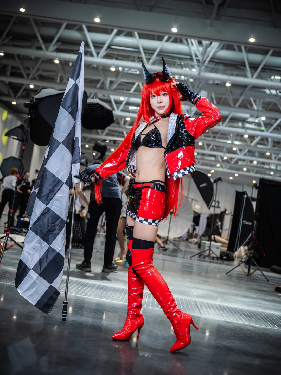 【小紅帽cos】勝利女神賽車造型，紅黑亮面元素太出片了 - 第 2 張