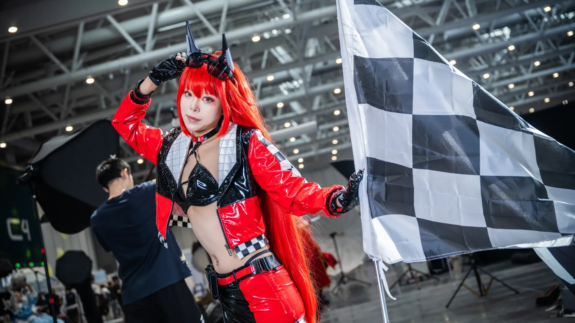 【小紅帽cos】勝利女神賽車造型，紅黑亮面元素太出片了 - 第 3 張