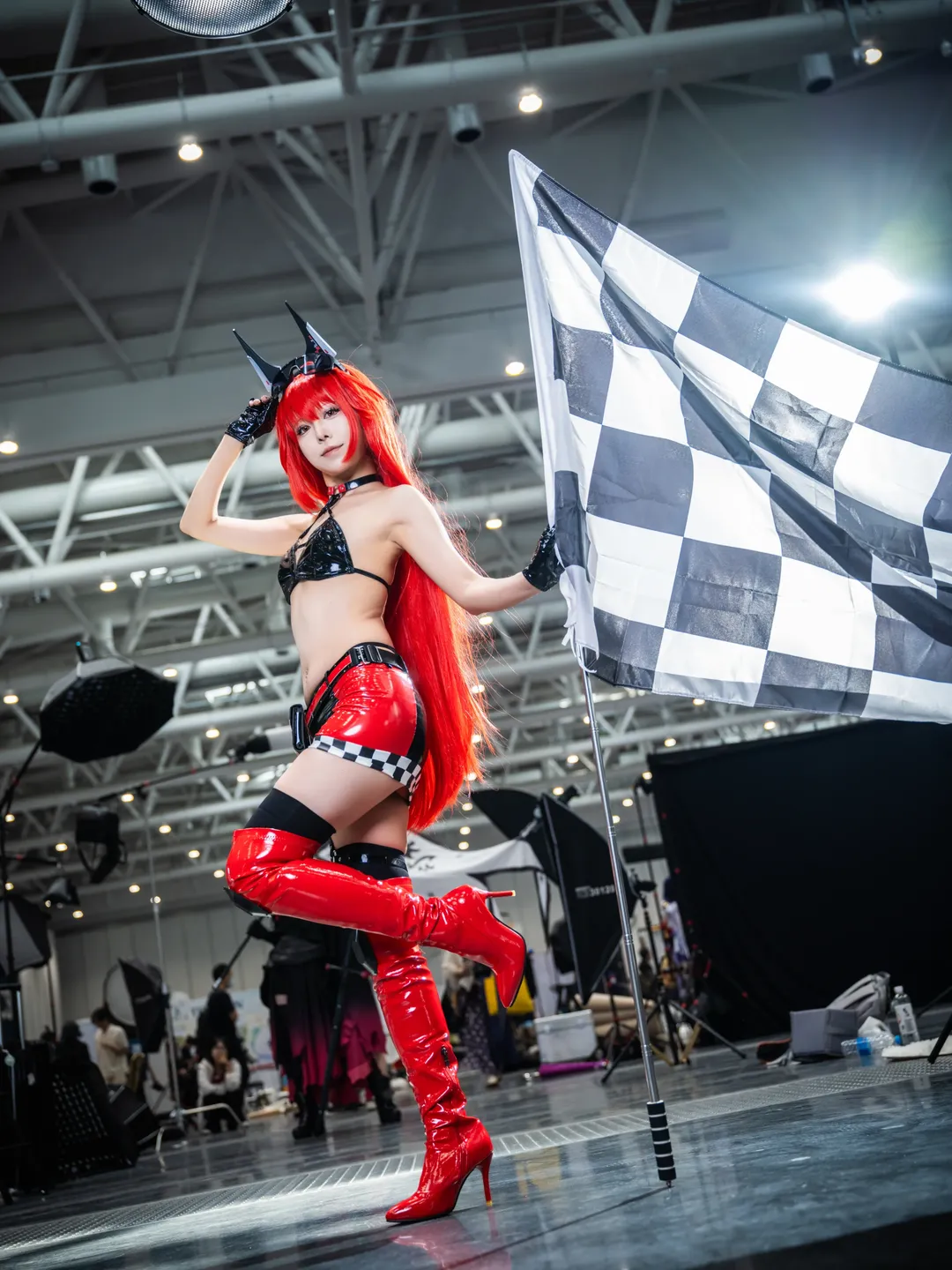 【小紅帽cos】勝利女神賽車造型，紅黑亮面元素太出片了 - 第 4 張