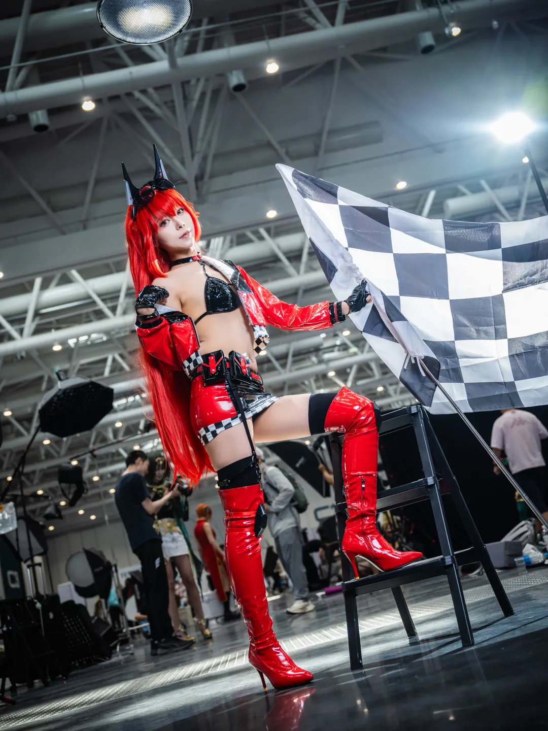 【小紅帽cos】勝利女神賽車造型，紅黑亮面元素太出片了 - 第 5 張
