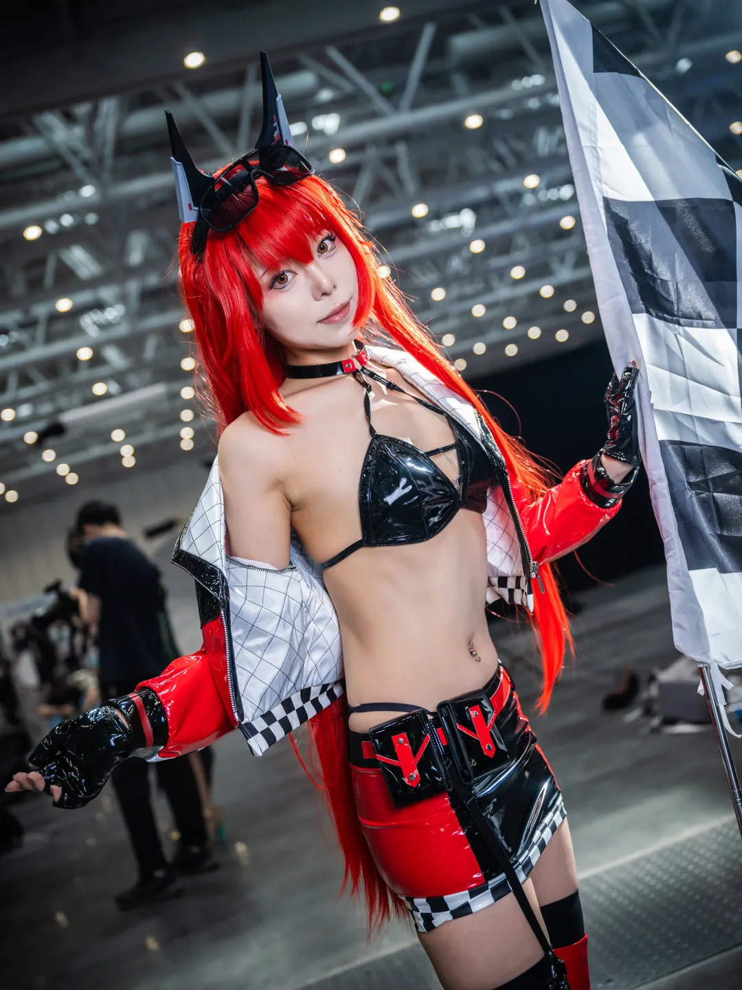 【小紅帽cos】勝利女神賽車造型，紅黑亮面元素太出片了 - 第 6 張