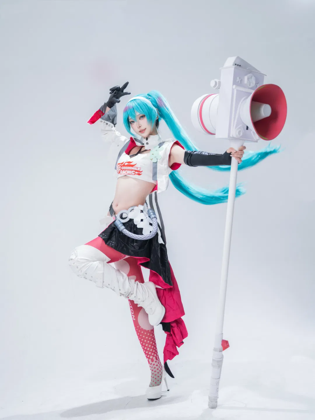 【初音未来cos】白棚里的赛车风初音，大喇叭和不对称裙摆太酷了 - 第 2 张