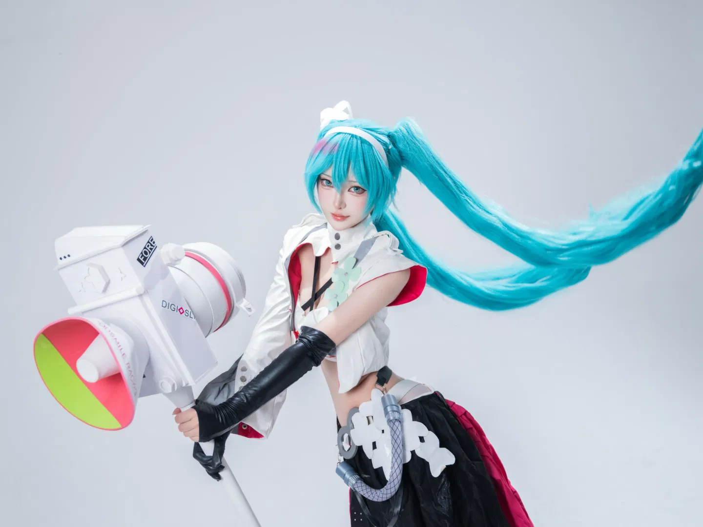 【初音未来cos】白棚里的赛车风初音，大喇叭和不对称裙摆太酷了 - 第 5 张