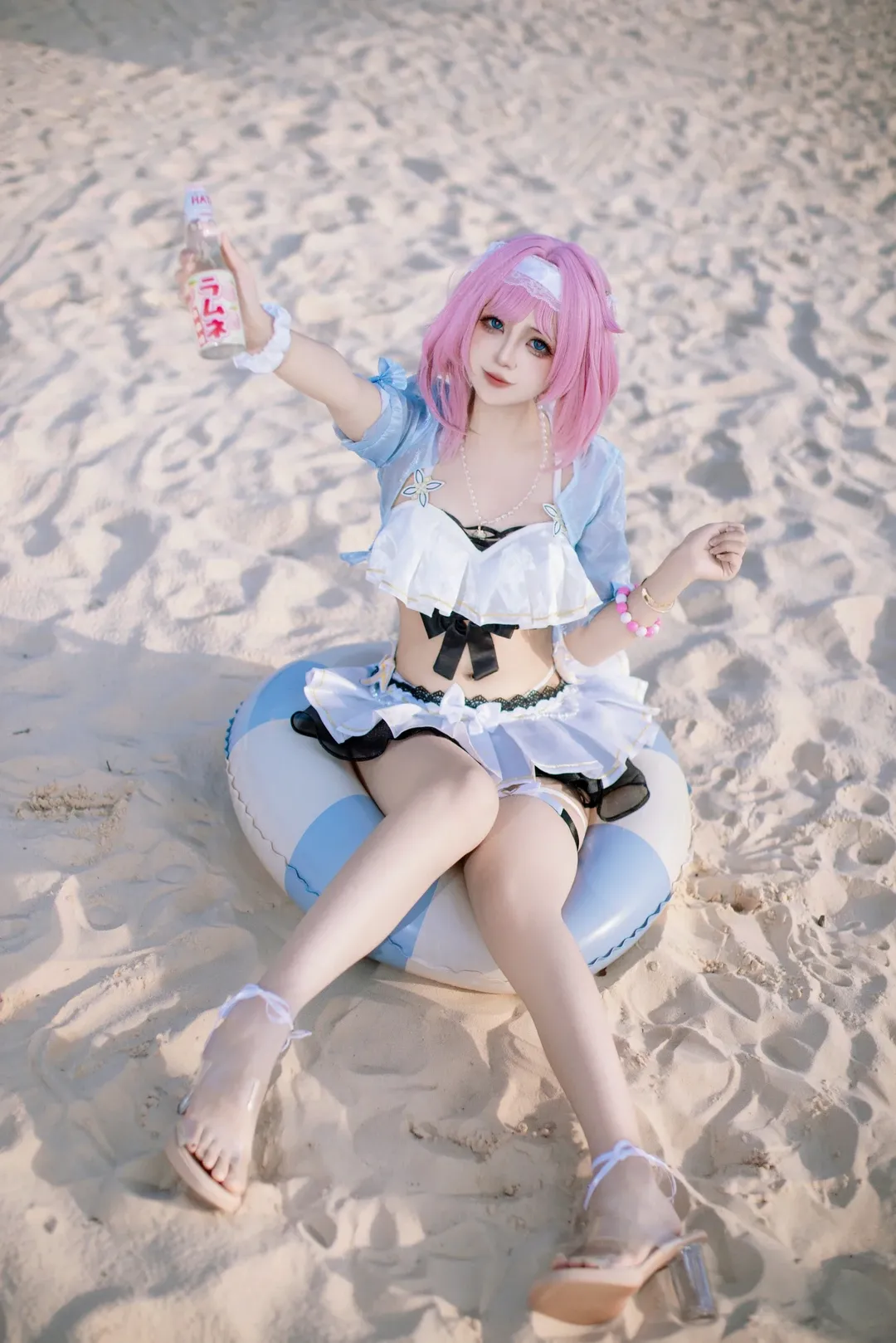 【爱莉希雅cos】夏日沙滩上的粉发少女 - 第 2 张