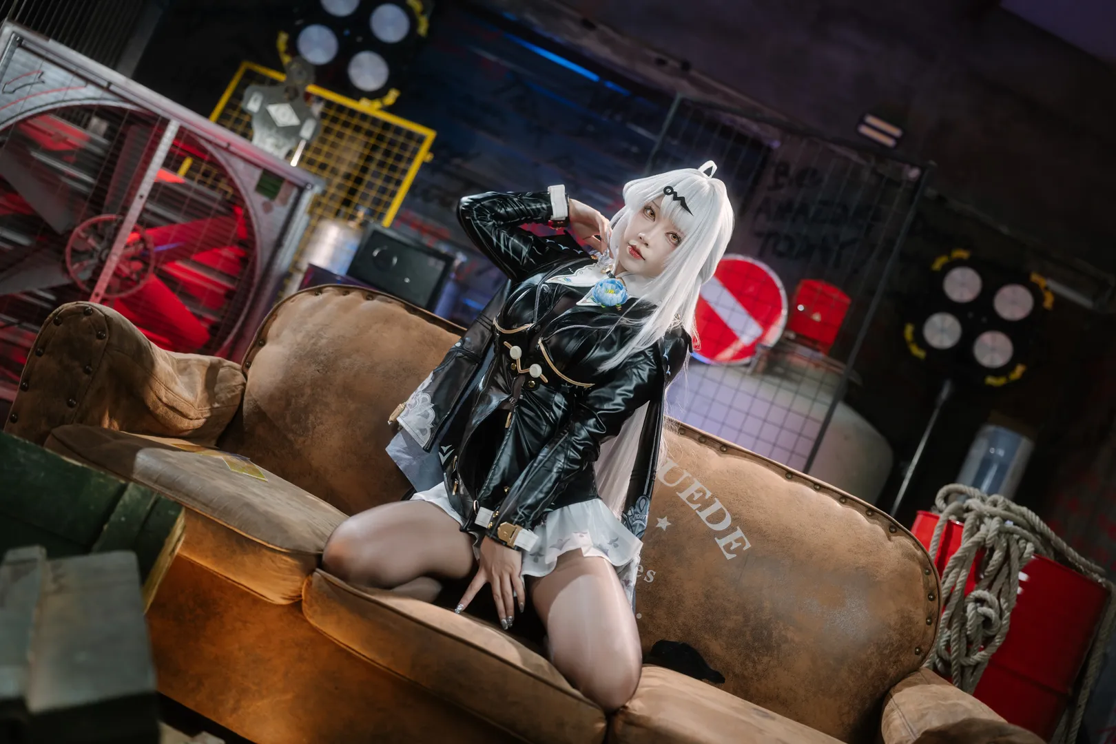 【仪玄cos】工业风场地里的冷酷气场与质感漆皮 - 第 4 张