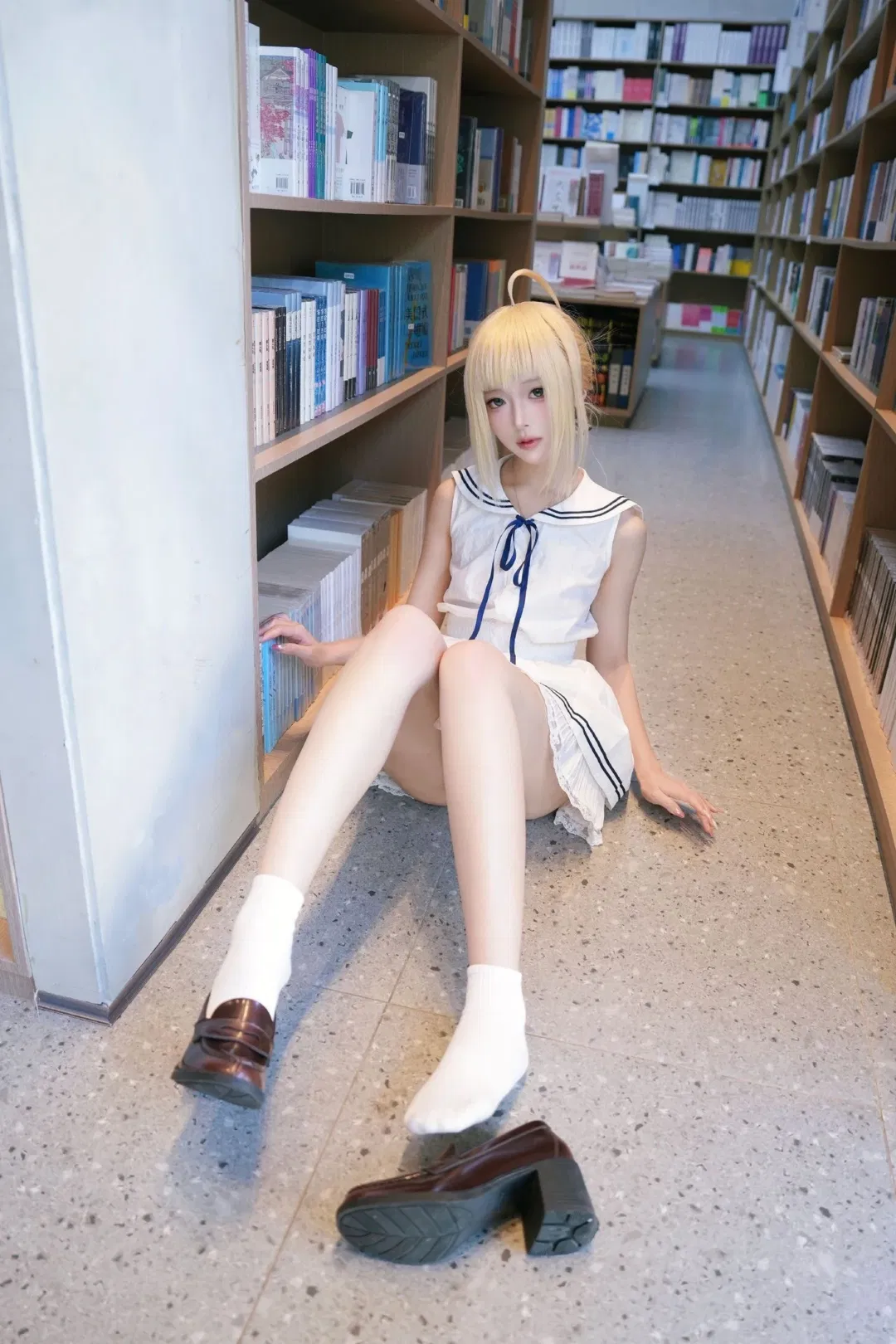 【阿尔托莉雅cos】Fate女主角的图书馆摸鱼日常 - 第 1 张