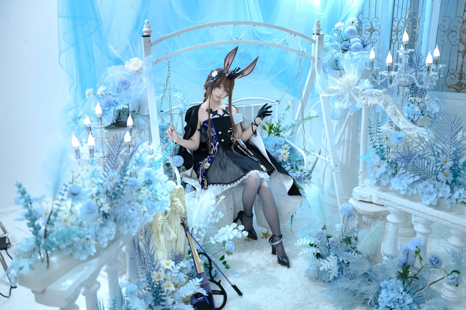 【阿米娅cos】明日方舟蓝白花海中的提琴兔耳少女 - 第 2 张
